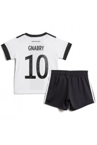 Tyskland Serge Gnabry #10 Babyklær Hjemme Fotballdrakt til barn VM 2022 Korte ermer (+ Korte bukser)